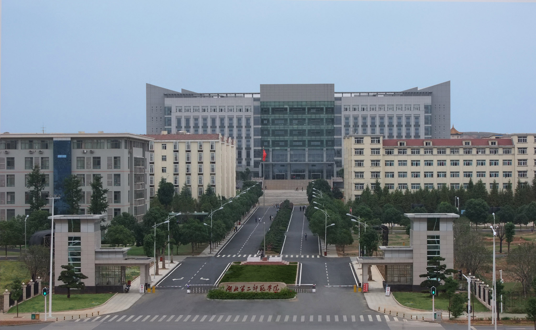 校大门.jpg